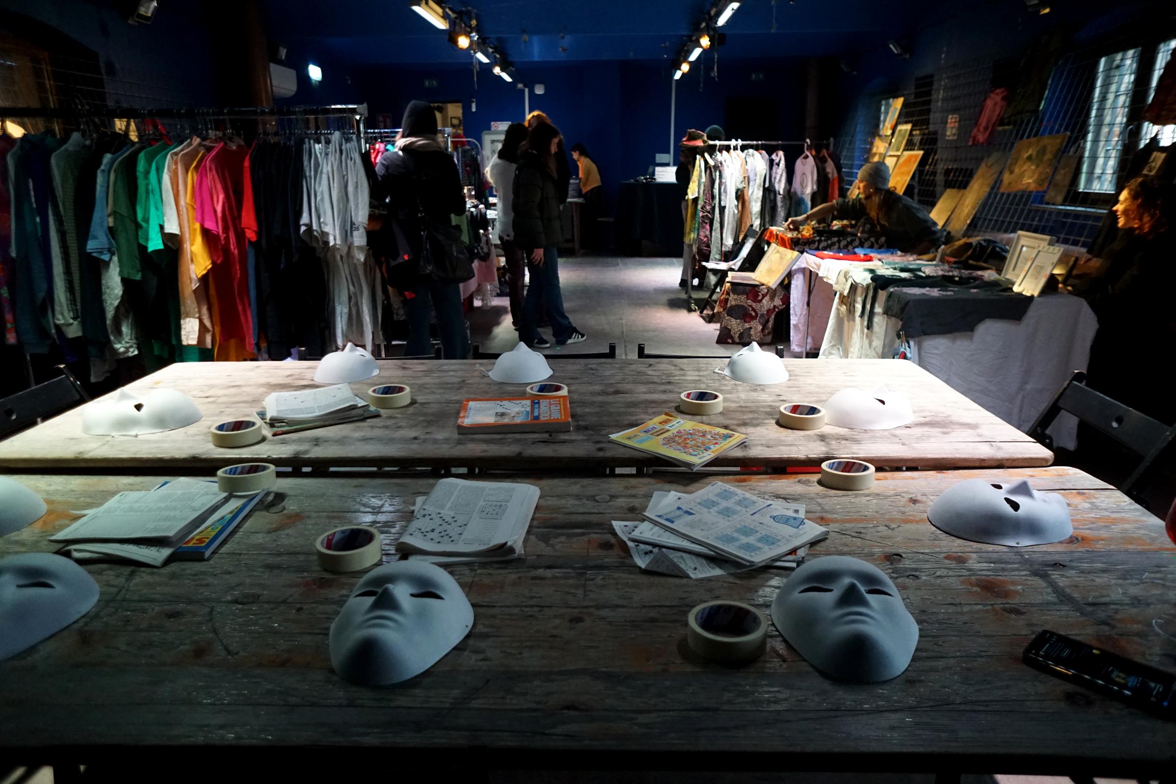 Modello nel backstage della sfilata di Miguel Vieira SS26