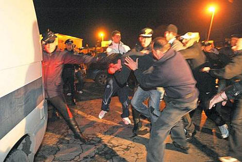 Il romeno, che non si � fatto nulla nell'incidente, non solo non ha prestato soccorso ma � entrato in un bar vicino chiedendo una birra (Claudio Peri/Ansa)