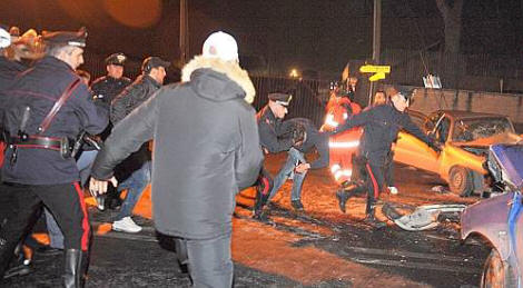 Una ventina di persone che hanno assistito all'incidente sono allora entrate nel locale trascinandolo fuori nel tentativo di linciarlo (Claudio Peri/Ansa)