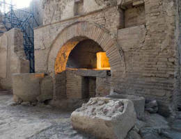 http://www.lostrillone.tv/public/foto/pompei_Casti%20amantiFORNO.jpg